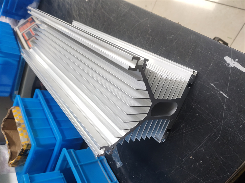 大尺寸91视频美女午夜黄片免费视频散热器深加工